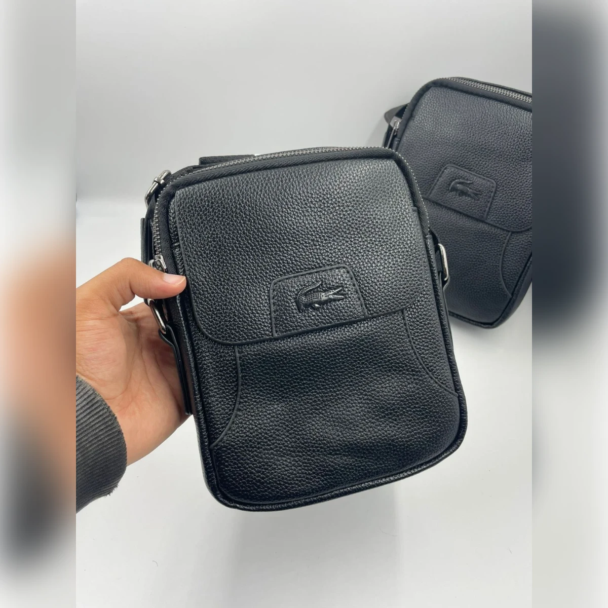 rewak-hd-10855 Sacoche Homme Lacoste – Finition Grainée, Noir