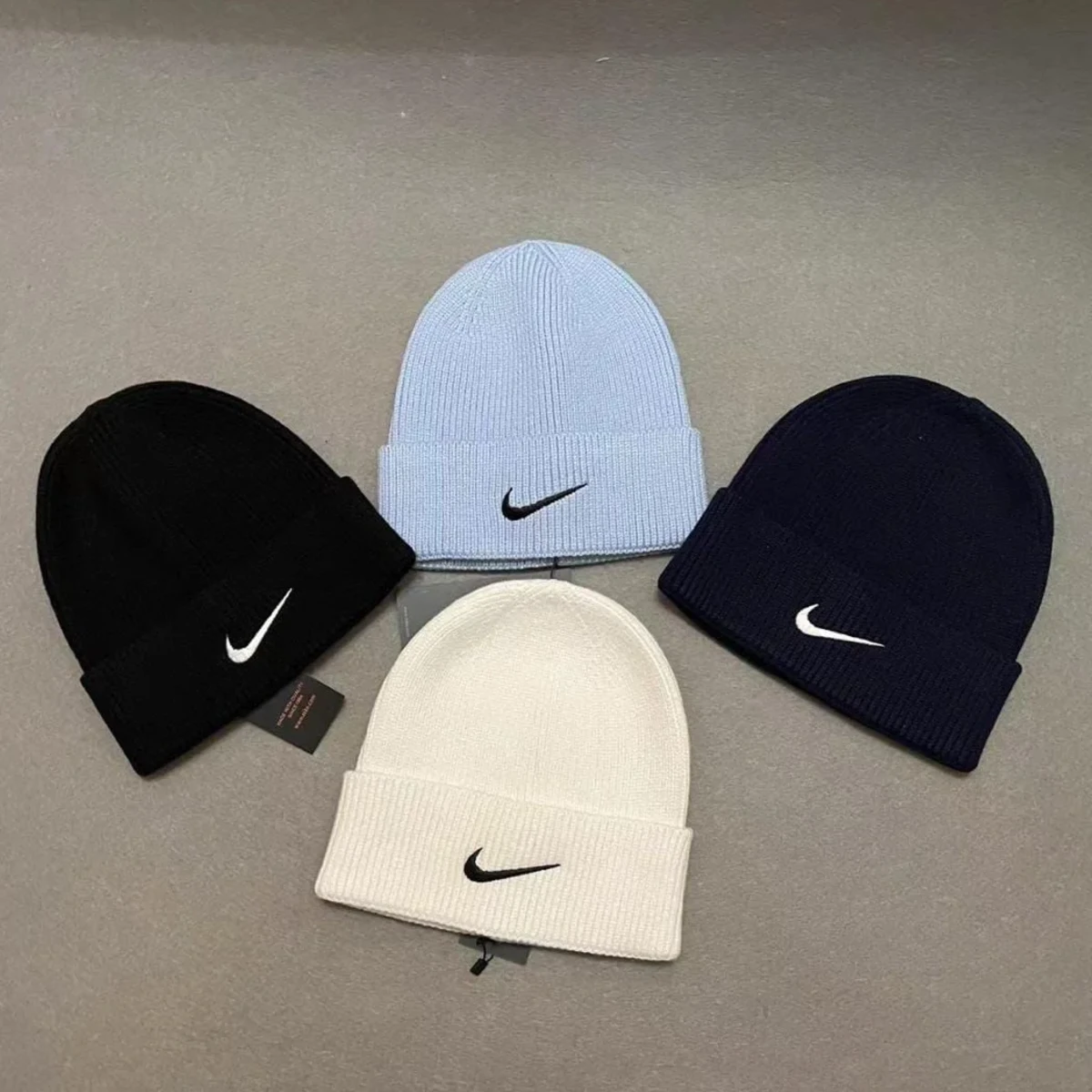 rewak-hd-10898 Bonnet Mixte Nike – Maille Côtelée, Swoosh Brodé, 4 Coloris