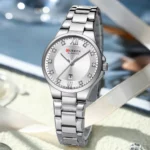 Montre Femme CURREN 9107 – Cadran Argenté Soleillé, Strass et Date, Tout Acier