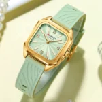 Montre Femme CURREN 9113 – Boîtier Carré Doré, Bracelet Silicone Vert Pastel