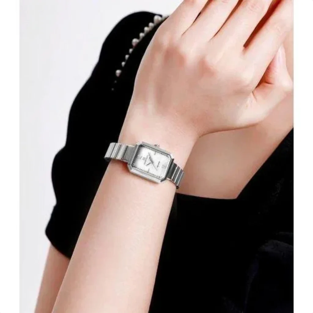 Montre Femme NAVIFORCE NF5050 Rectangulaire – Argentée, Cadran Blanc