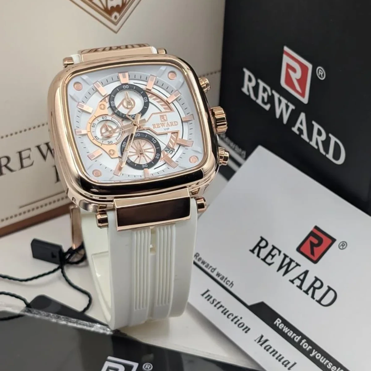 rewak-hd-8414 Montre Homme REWARD RD831509 Chronographe Carré – Or Rose, Cadran et Silicone Blancs